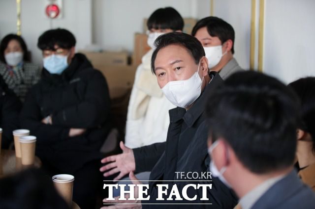 김 군은 "누가 그 그물을 더 촘촘하게 직조하느냐가 이번 대선에서 청년이라는 캐스팅보트를 좌우할 것"이라고 예상했다. 사진은 윤석열 국민의힘 대선후보가 지난 1일 충남 천안의 한 카페에서 청년들과 대화하는 모습. /국민의힘 제공