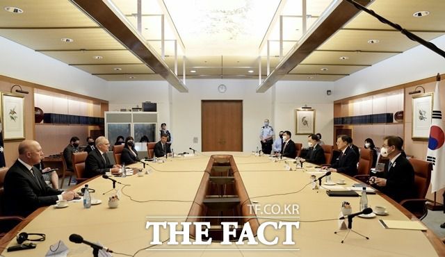문재인 대통령이 스콧 모리슨 호주 총리와 13일 캔버라 국회의사당 내 대위원회실에서 확대회담을 하고 있다. /뉴시스