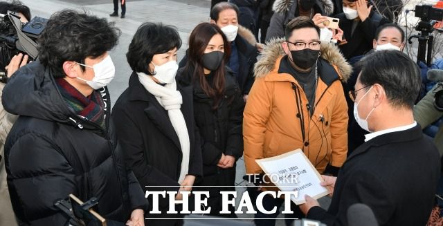 거리두기 지침 강화에 반발하는 코로나19 대응 전국자영업자비상대책위원회가 22일 오후 서울 종로구 광화문시민열린마당에서 총궐기를 진행한 가운데 참가자 대표들이 서울정부청사에 요구사항을 전달하고 있다./윤웅 기자