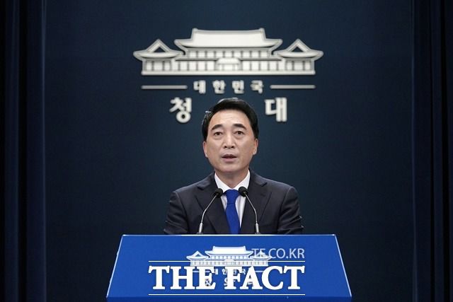 박수현 청와대 국민소통수석은 22일 MBC 라디오 인터뷰에서 "(야당은) '정치방역'이라고 비난하지 말고, 정치권이 손을 잡고 함께 코로나를 극복하는 진짜 정치방역을 한 번 해보자"고 말했다. /청와대 제공