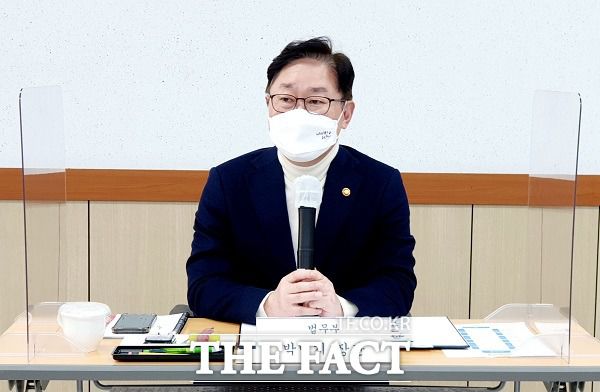 박범계 법무부장관이 23일 오후 경북 안동의 경북북부아동보호전문기관을 찾아 '아동보호체계 활성화' 간담회에 참석했다/안동=이민 기자