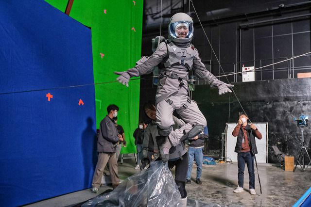 배두나가 '고요의 바다' 촬영 세트장에서 무중력 신 촬영을 위해 복장과 연출을 점검받고 있다. 배두나 뿐만 아니라 '고요의 바다' 출연 배우들은 우주선에서의 무중력과 달 위에서의 저중력을 표현하기 위해 촬영 전부터 훈련을 거듭해 중력을 거스르는 움직임을 체화한 것으로 알려졌다. /넷플릭스 제공