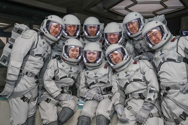 넷플릭스가 24일 공개를 앞둔 '고요의 바다'의 촬영 비하인드 스틸 컷을 공개했다. 사진은 배두나(앞줄 가운데), 공유(맨 왼쪽) 등이 '고요의 바다' 촬영 세트장에서 우주복을 입고 단체사진을 찍고 있는 모습. /넷플릭스 제공