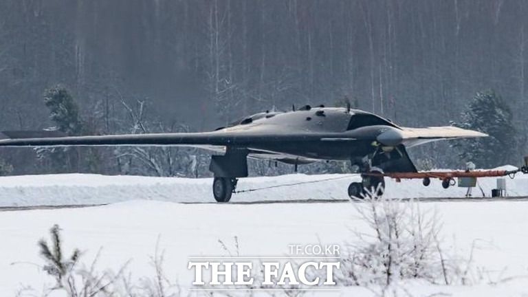 러시아가 개발 중인 스텔스 무미익 전투 드론 S-70 '오크호트니크'가 활주로에서 견인되고 있다./러시아투데이