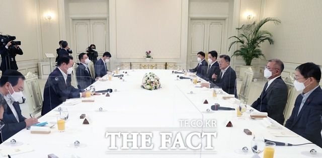 문재인 대통령이 27일 청와대에서 열린 '청년희망ON 프로젝트' 참여 기업 대표 초청 오찬 간담회에 참석, 발언하고 있다. 왼쪽부터 시계방향으로 유영민 대통령비서실장, 최태원 SK 회장, 구광모 LG 회장, 이호승 청와대 정책실장, 최정우 포스코그룹 회장, 이재용 삼성전자 부회장, 문 대통령, 정의선 현대자동차그룹 회장, 구현모 KT 대표. /뉴시스