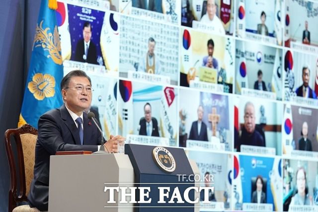 문재인 대통령이 3일 오전 청와대에서 화상으로 열린 '2022년 신년 인사회'에서 인사말을 하고 있다. /뉴시스