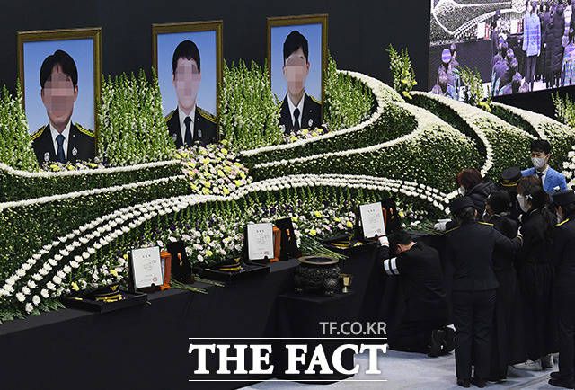 8일 오전 경기 평택시 이충문화체육센터에서 평택 물류창고 화재를 진화하다 순직한 소방관 3명의 합동 영결식이 진행된 가운데 유족들이 헌화 후 오열하고 있다. /남용희 기자