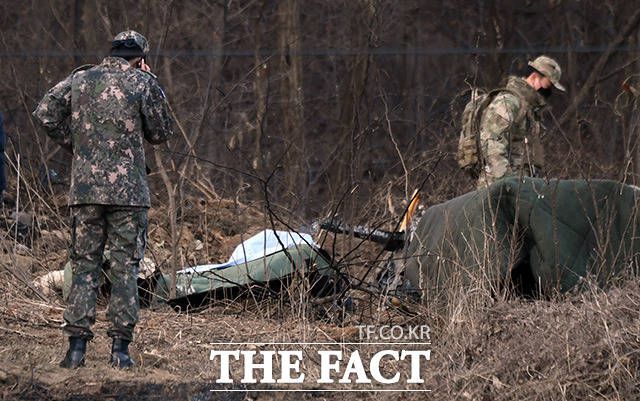 11일 오후 1시 44분께 공군 F-5E 전투기가 경기도 화성시 인근 야산에 추락한 사고로 조종사 심정민 소령이 순직한 가운데 공군 관계자들이 현장 조사를 하는 모습. /임영무 기자