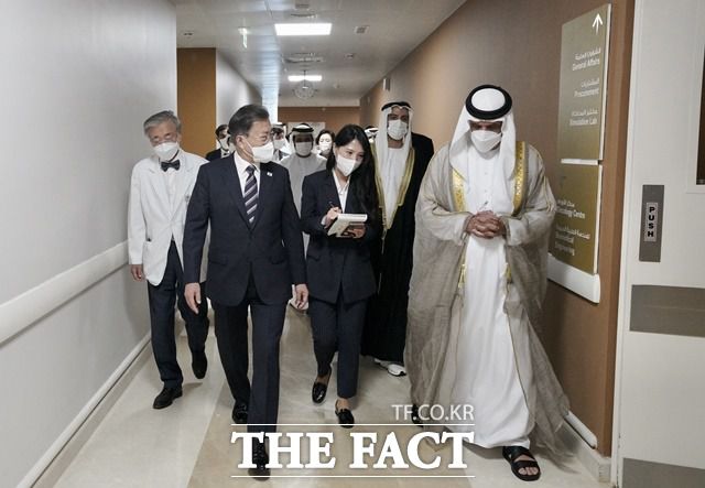 문재인 대통령과 김정숙 여사가 17일 UAE 셰이크칼리파 전문병원을 방문해 셰이크 사우드 빈 싸끄르 알 까시미 라스 알 카이마 지역 통치자의 안내로 병원시설을 돌아보고 있다. /뉴시스