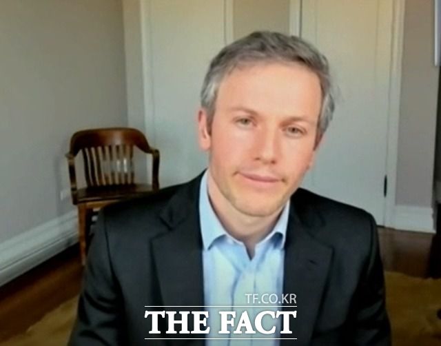 다미엔 쿠어발린 골드만삭스 에너지 조사 부문 대표가 CNBC 방송에 출연해 유가 전망을 말하고 있다./CNBC캡쳐