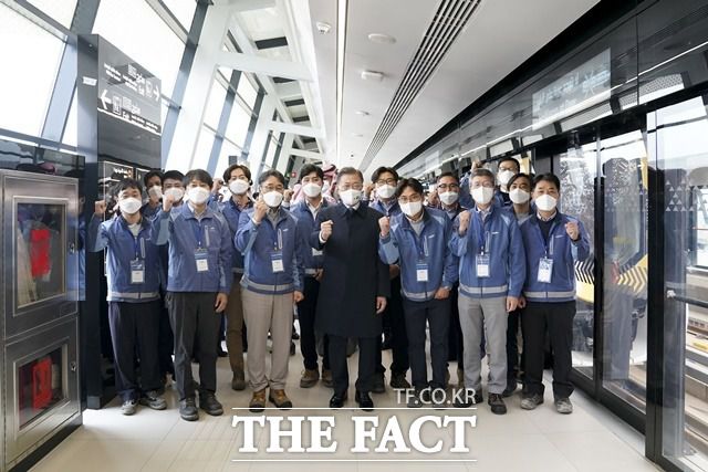 문재인 대통령이 19일(현지시간) 삼성물산이 주도적으로 참여해 건설중인 리야드 메트로 프린세스 노라 여자대학역을 방문해 건설 현장 근로자들과 기념촬영을 하고 있다. /뉴시스