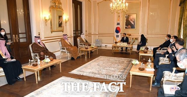 문재인 대통령이 19일 오전 (현지시간) 사우디아라비아 영빈관 접견실에서 나예프 알 하즈라프 GCC 사무총장을 접견, 대화를 나누고 있다. /뉴시스