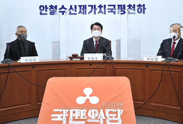 최진석 위원장은 문재인 정부를 비판한 중도 인사다. 최 위원장은 19일 상임선대위원장직을 수락하며 "(안 후보의 지지율은) 곧 20%를 만나게 될 것"이라며 "안 후보와 저는 단일화를 생각하지 않고 있다"라고 강조했다. /국회=이선화 기자