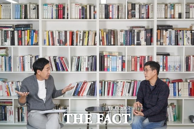 2021년 1월 18일 진중권 전 동양대 교수가 금태섭 전 더불어민주당 의원(왼쪽)의 '금태섭의 찐 토크'에 출연해 토론하고 있다. /금 전 의원 블로그 캡처