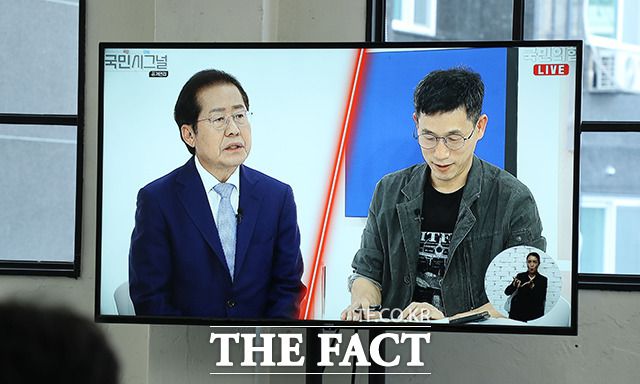 2021년 9월 9일 서울 금천구 즐스튜디오에서 열린 국민의힘 대선 경선 후보 국민 시그널 공개면접에 참가한 홍준표 후보(왼쪽)이 진중권 전 동양대 교수의 면접을 받고 있다. /국회사진취재단