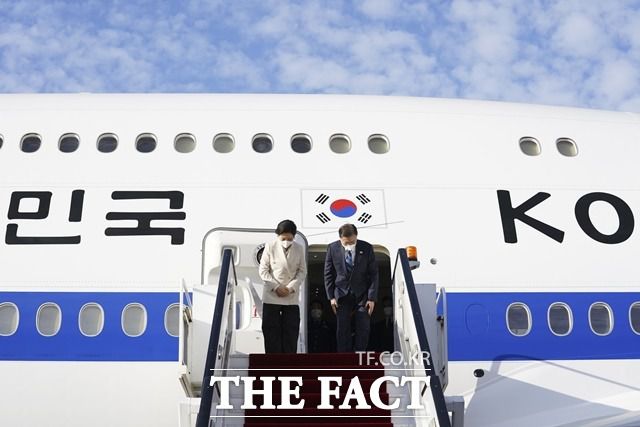 6박 8일간의 아랍에미리트(UAE)·사우디아라비아·이집트 3국 순방을 마친 문재인 대통령과 부인 김정숙 여사가 21일 오후(현지시각) 이집트 카이로 국제공항에서 귀국하기 위해 공군 1호기에 올라 인사하고 있다. /뉴시스