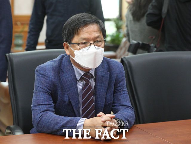 김기현 국민의힘 원내대표는 지난 20일 문 대통령을 향해 "거듭 촉구한다. 조해주(사진) 상임위원, 선관위원을 즉각 퇴진시키시라"고 촉구했다. 야당의 비판은 감수하는 듯했던 조 상임위원은 강력한 내부 반발에 하루 만에 입장을 바꿔 세 번째 사표를 제출했다. /더팩트 DB