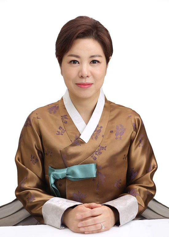 이선영 한복디자이너는 "코로나로 인해 자유분방함이나 여유로움이 줄어드는 것같아 안타깝다"면서도 "온가족이 설날 하루만이라도 한복사랑을 만끽해주셨으면 한다"고 말했다. /이선영 한복 제공