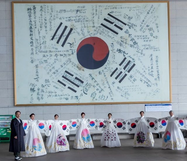 코로나19 직전까지만 해도 그는 국내외에서 30여 차례 굵직한 한복패션쇼를 가졌다. 이선영 원장(사진 가운데)은 지난해 11월 터키총영사관을 통한 터키 정부의 초대를 받아 터키모델들과 한복패션쇼를 열어 뜨거운 호응을 이끌어냈다. /이선영 한복 제공