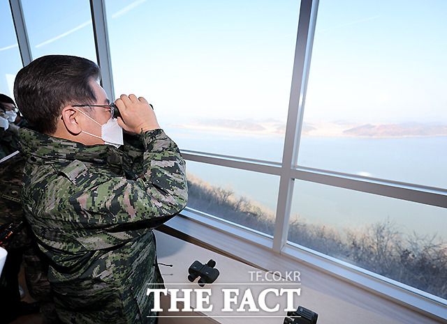 이 후보가 망원경으로 북한 지역 군 경계를 살피고 있다.