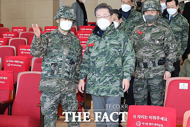 이 후보가 군 관계자로부터 북한 접경 지역 군 경계 관련 설명을 듣고 있다.