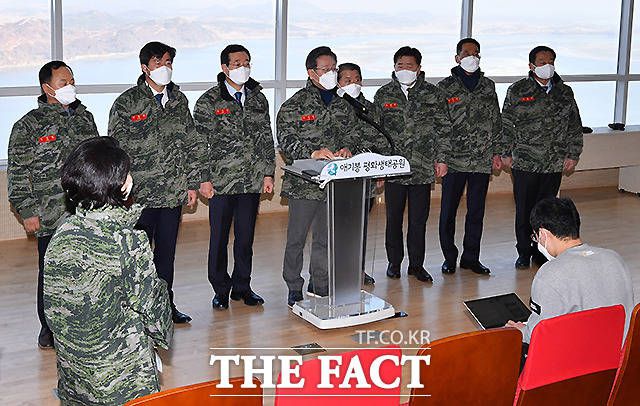 이 후보가 이 자리에서 해병대 공약을 발표하고 있다.