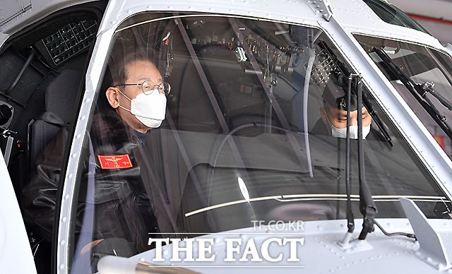 이 후보가 헬리콥터에 탑승해 관계자로부터 설명을 듣고 있다.