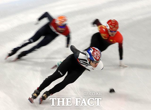 7일 오후 중국 베이징 캐피털 실내경기장에서 열린 2022 베이징 동계올림픽 쇼트트랙 남자 1000m 준준결승, 한국 황대헌이 질주하고 있다. /베이징=뉴시스