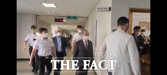 부산지법 형사6부(류승우 부장판사)는 21일 오전 10시25분쯤 부산지법 301호 법정에서 진행한 오 전 시장에 대한 결심공판에서 검찰이 오 전 시장에게 징역 7년을 구형했다. / 부산=조탁만 기자.