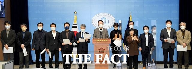 문재인 정부 청와대 출신 더불어민주당 의원들은 지난 9일 서울 여의도 국회 소통관에서 '집권하면 현 정권에 대한 적폐 수사를 하겠다'는 윤석열 국민의힘 대선 후보의 발언에 대해 규탄 기자회견을 진행했다. /국회사진취재단