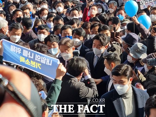 12일 충남 천안을 방문한 이재명 더불어민주당 대선 후보가 지지자들의 환호를 받으며 독립기념관으로 들어서고 있다. / 천안=김경동 기자