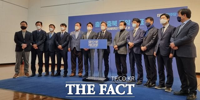 12일 충남 천안을 방문한 이재명 더불어민주당 대선 후보가 지역 국회의원 들과 충남, 충북의 대선 공약을 발표했다. / 천안=김경동 기자