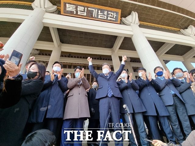 12일 충남 천안을 방문한 이재명 더불어민주당 대선 후보가 독립기념관에서 지지자들에 환호에 화답하고 있다. / 천안=김경동 기자