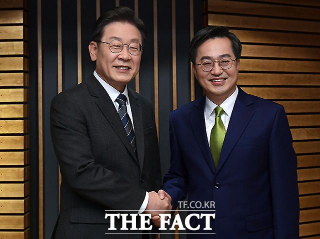 정치권은 여당이 제3지대와의 단일화가 불발되더라도 '반윤연대'로 중도 진영에서의 표를 흡수하려 한다고 보고 있다. 지난 2일 양자 정책토론회에 앞서 인사하고 있는 이재명 민주당 대선 후보(왼쪽), 김동연 새로운물결 대선 후보. /이새롬 기자