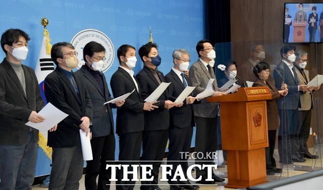 여권 인사들은 그동안 문재인 정부 차별화 전략에서 태세를 바꾼 모습이다. 지난 9일 윤석열 국민의힘 대선 후보의 발언에 대해 규탄 기자회견한 문재인 정부 청와대 출신 더불어민주당 의원들. /국회사진취재단