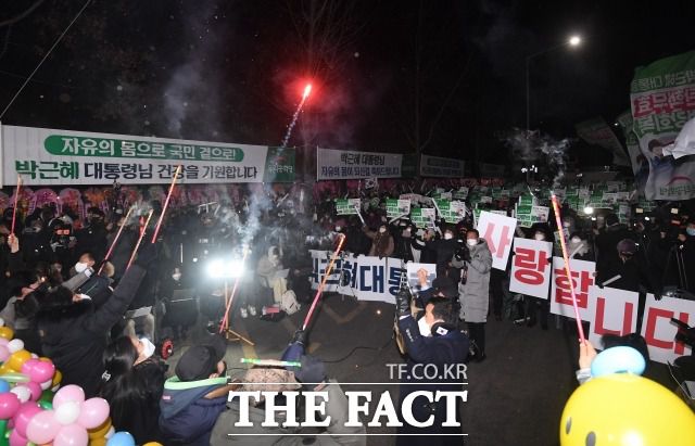 박 전 대통령이 신년 특별사면으로 석방된 지난해 12월 30일 우리공화당 지지자들이 박 전 대통령이 입원해 있는 서울 강남구 일원동 삼성서울병원 앞에서 폭죽을 터뜨리며 환호하는 모습. /이새롬 기자