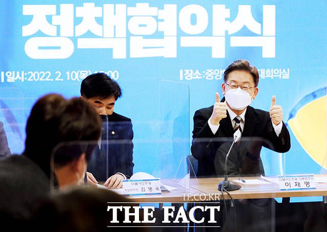 이재명 더불어민주당 대선 후보는 기획재정부와 여성가족부 개편을 약속했다. 이 후보가 지난 10일 서울 여의도 민주당 중앙 당사에서 열린 직능단체 연속 정책 협약식에 참석한 모습. /이선화 기자