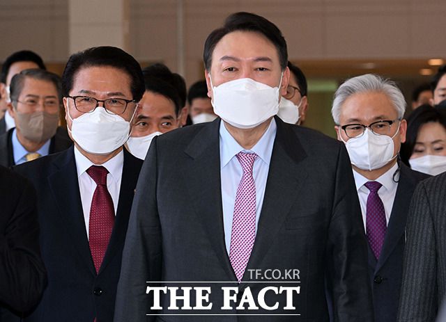 윤석열 국민의힘 대선 후보는 기존 청와대 해체 및 여성가족부 폐지를 약속했다. 윤 후보가 지난 10일 서울시 서초구 The-K호텔 서울 그랜드볼룸에서 열린 재경전라북도민회 신년 인사회 참석하는 모습. /국회사진취재단