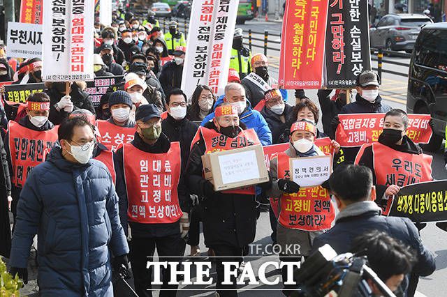 코로나19 피해자영업총연합(코자총) 회원들이 15일 오후 서울 종로구 광화문 시민열린마당에서 열린 '정부 규탄 광화문 총집회'에 참석해 청와대 방향으로 행진하고 있다. /이동률 기자