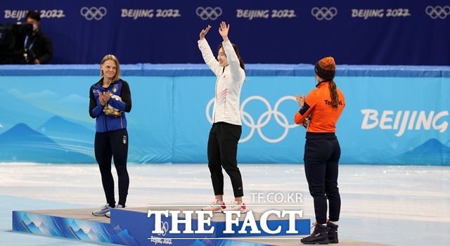 16일 오후 중국 베이징 캐피털 실내경기장에서 열린 2022 베이징 동계올림픽 쇼트트랙 여자 1500m 플라워 세리머니에서 금메달을 획득한 최민정이 손을 흔들고 있다. /뉴시스