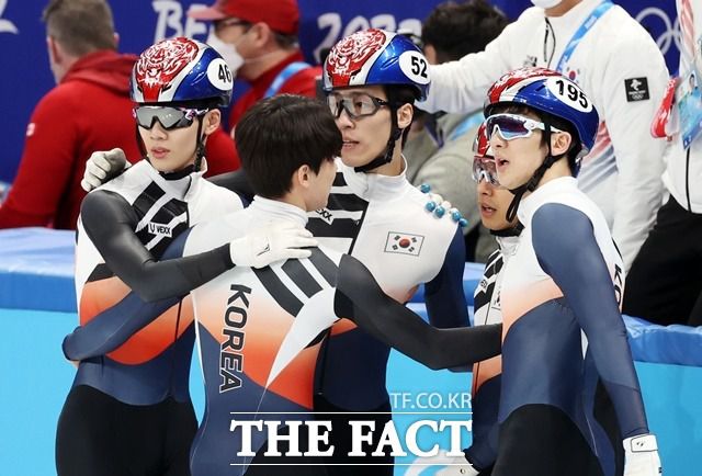 16일 오후 중국 베이징 캐피털 실내경기장에서 열린 2022 베이징동계올림픽 쇼트트랙 남자 5000m 계주 결승전 은메달을 획득한 우리나라 선수들이 어깨동무를 하고 있다. /뉴시스