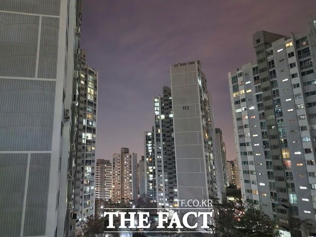 야간 촬영 시에는 가로등으로 빛 번짐이 주로 있었지만, 이번 모델에서는 렌즈와 글래스 모두 빛 반사를 줄여주는 나노 코팅을 해 빛의 잔상이 화면에 남는 플래어 현상을 줄여줬다. '갤럭시S22 울트라'로 야간 촬영한 모습. /한예주 기자