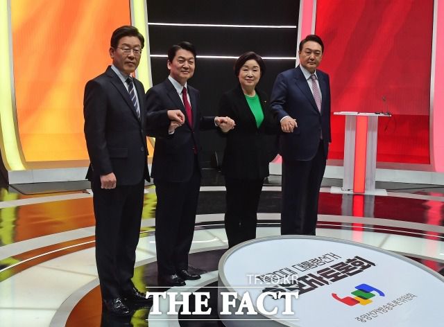 심상정 후보(오른쪽에서 두 번째)와 안철수 후보(왼쪽에서 두 번째)의 선두 그룹을 향한 공세 수위도 이전보다 한층 높아진 모습이었다. /국회사진취재단