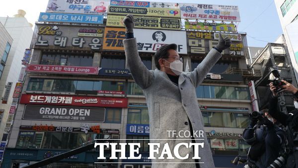 이재명 후보가 유세차로 꾸며진 무대에 올라 손을 들어 지지자들에게 인사를 하고 있다. /인천=지우현 기자