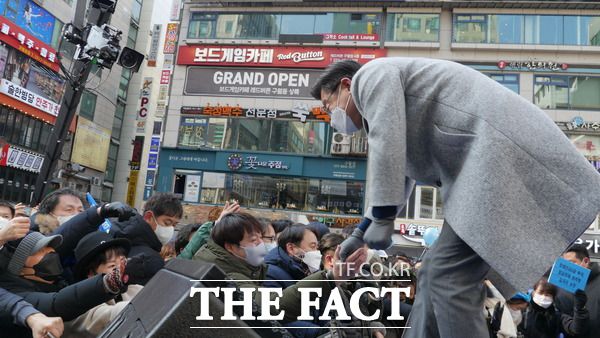 이재명 후보가 무대에서 지지자들과 일일이 악수를 하고 있다. /인천=지우현 기자