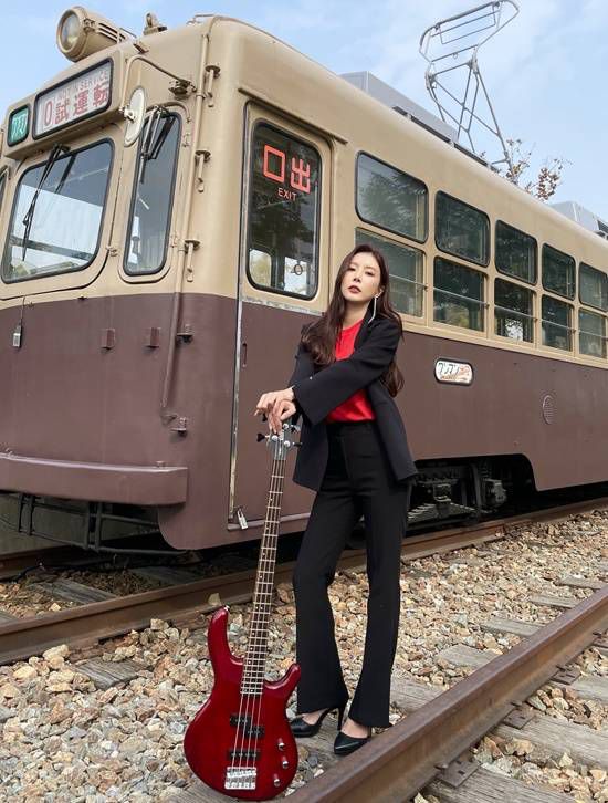 걸스데이 출신으로 트로트 가수로 전향한 뒤 더 다양한 재능을 발산했다. 베이스 기타 등 악기 연주도 수준급이다. /빅대디엔터테인먼트