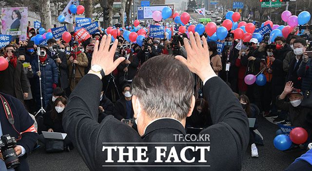 이날 지지선언 집회에 참석해 '문빠' 정당 지지자들에게 인사하는 윤석열 후보.