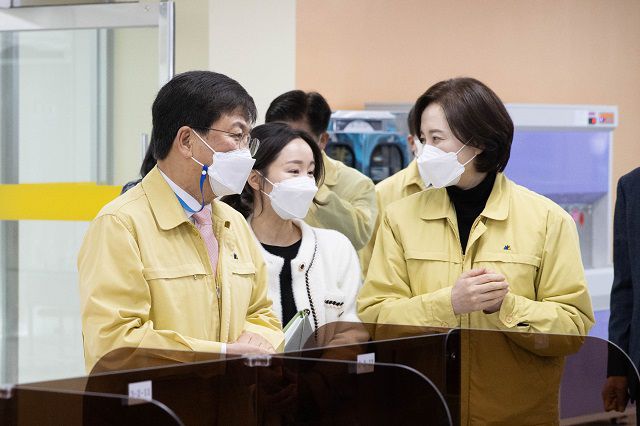 2일 세종시 집현 유치원과 초· 중학교를 방문한 유은혜 교육부장관(오른쪽)과 최교진 세종교육감 / 세종교육청 제공