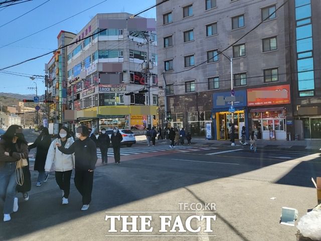 대면수업이 확대되면서 천안지역 대학가에 학생들로 북적이고 있다. / 천안 = 김아영 기자