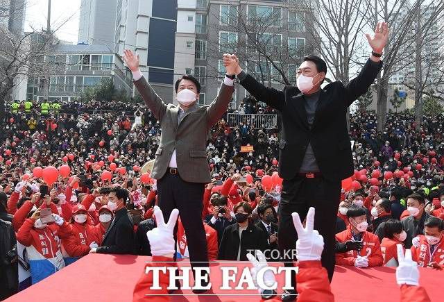 윤석열 국민의힘 대선 후보가 8일 부산시 연제구 세병로에서 열린 “국민이 승리 합니다” 유세에서 단일화 선언한 안철수 국민의당 대표와 지지를 호소하고 있다. /뉴시스